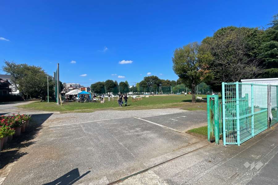 敷地西側に隣接した『前田東公園』