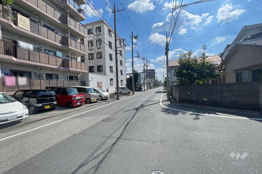 敷地西側の前面道路