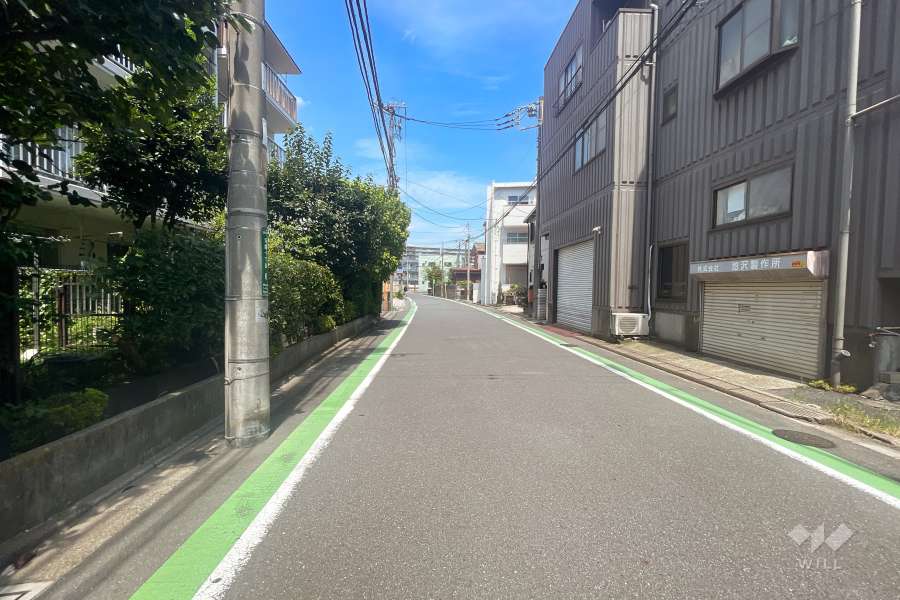 敷地東側の前面道路