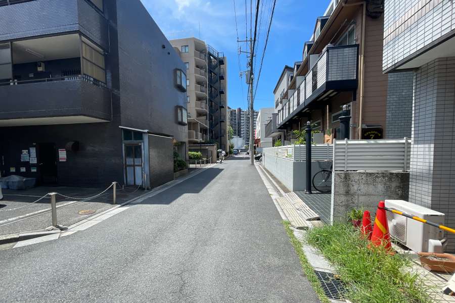 敷地の北側前面道路（東側から）