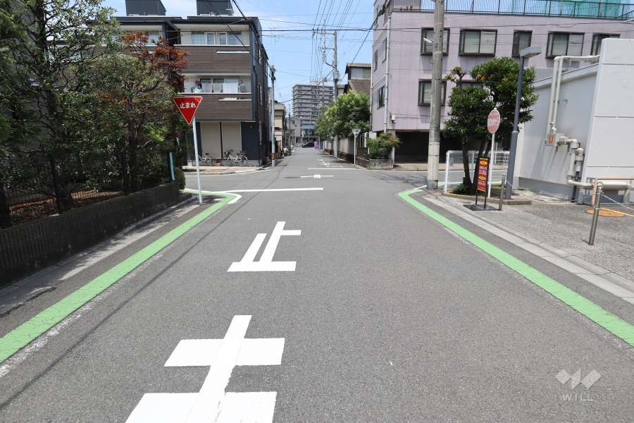 敷地西側の前面道路