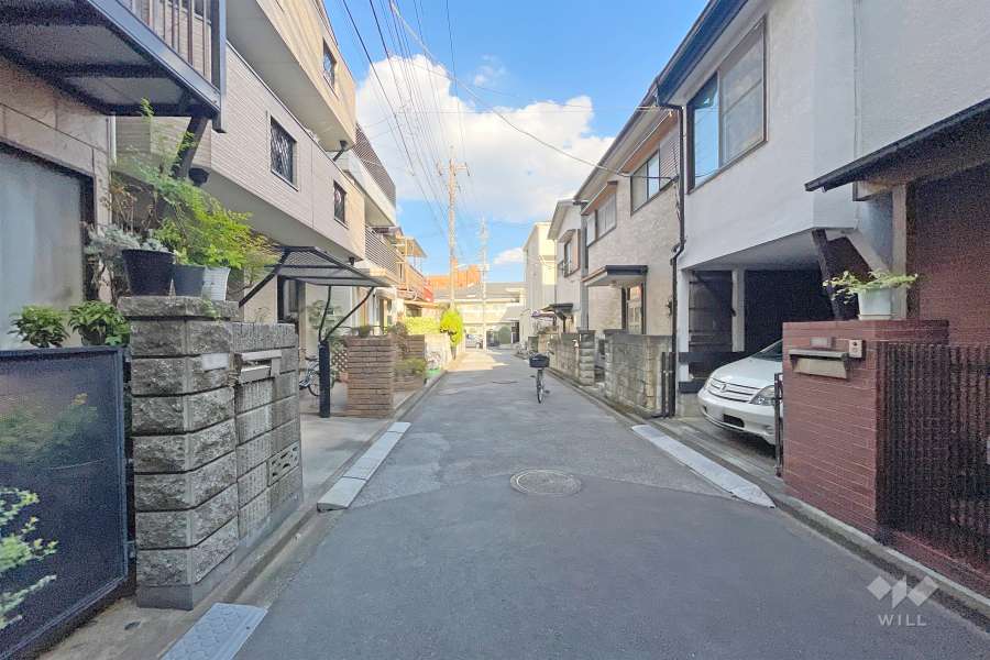 敷地東側の前面道路（西側から）