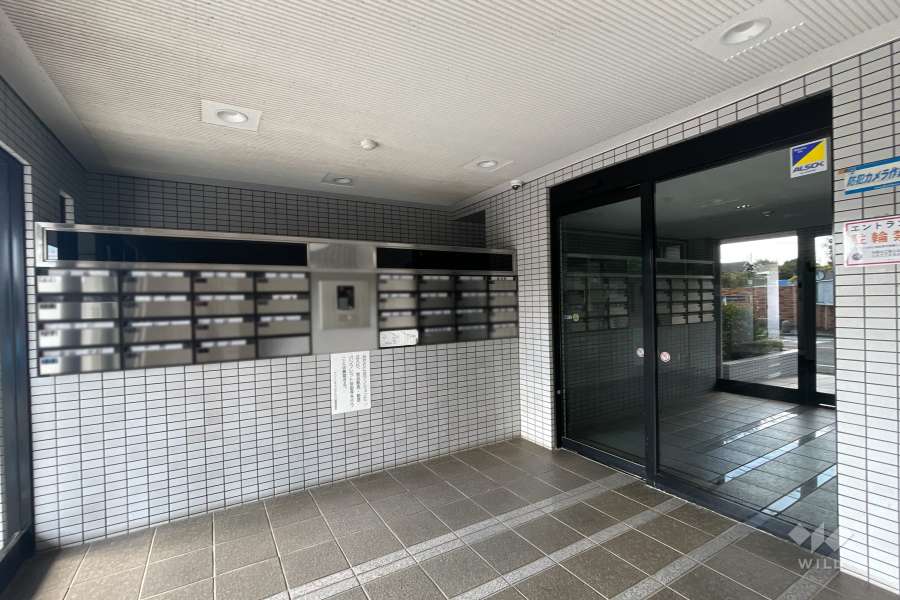 エントランスはオートロック付きです。