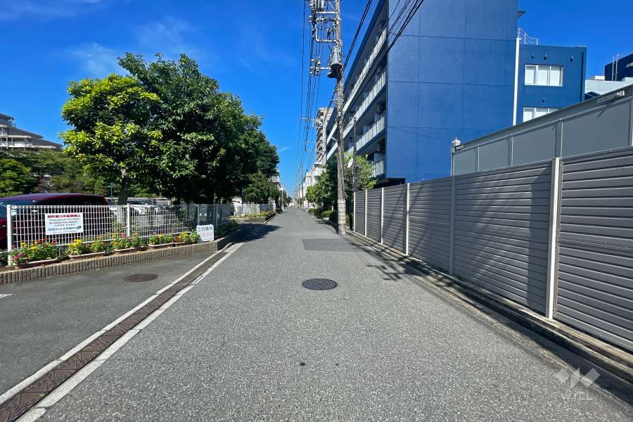 敷地北側の前面道路（東側から）