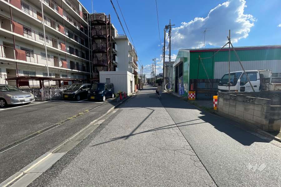 敷地西側の前面道路