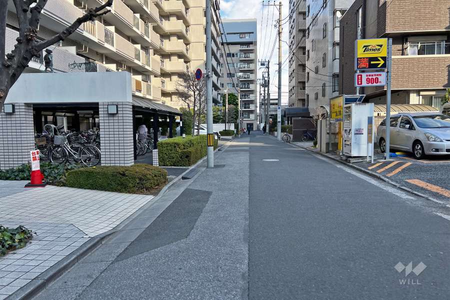 敷地南側の前面道路（西側から）