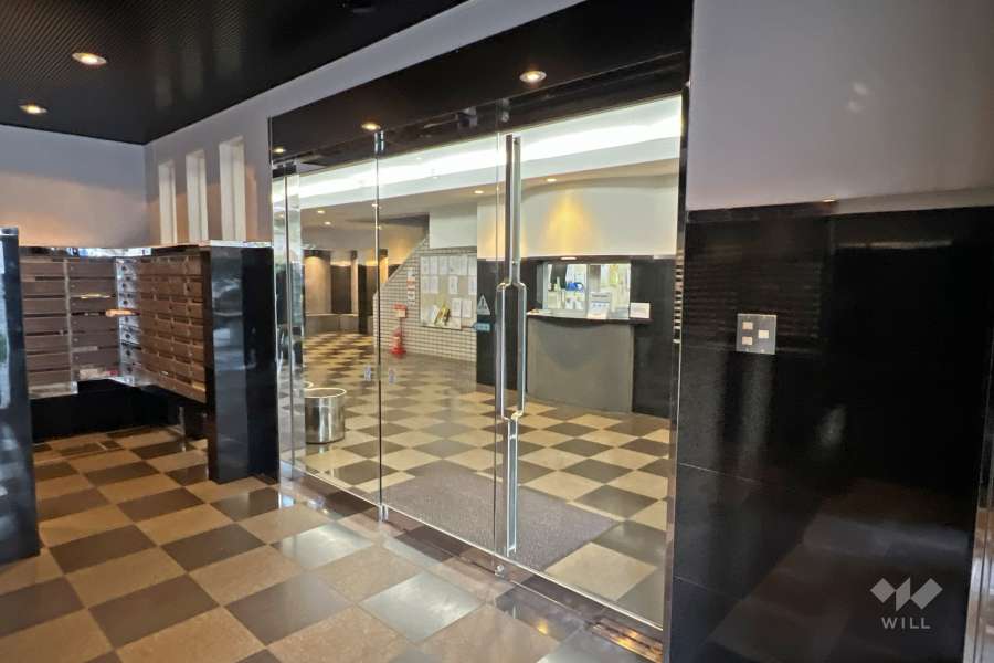 エントランスはオートロック付きです。