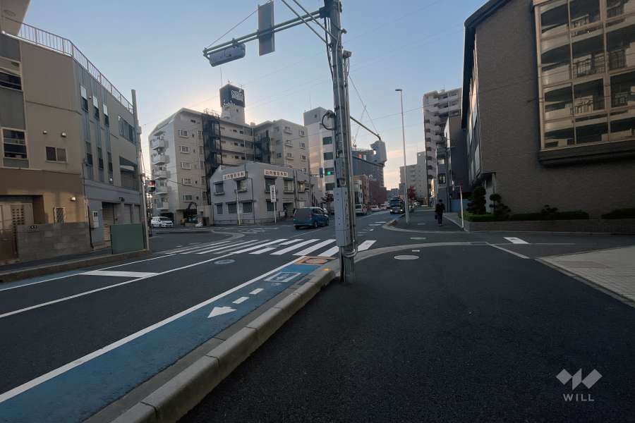 敷地の東側前面道路（北側から）