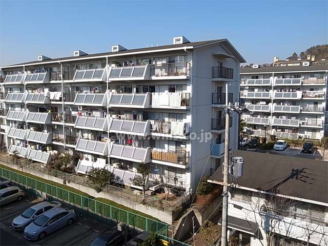 右が管理棟、左が3号棟、奥が2号棟です。