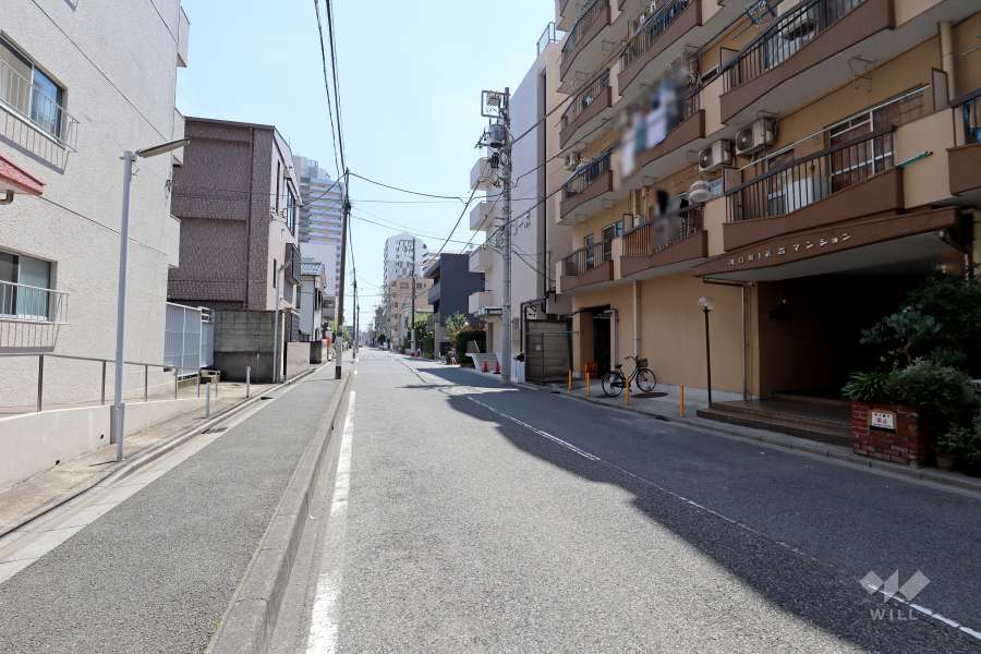 敷地西側の前面道路