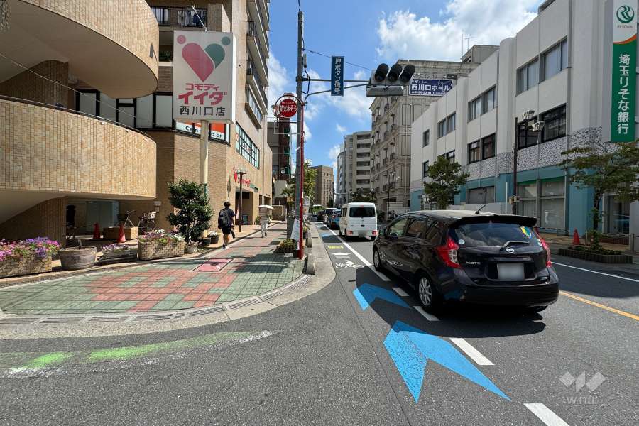 敷地南東側の前面道路（南西側から）