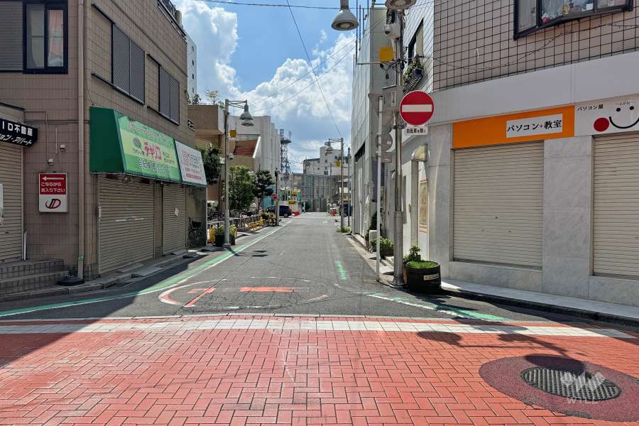 敷地南西側の前面道路（北西側から）