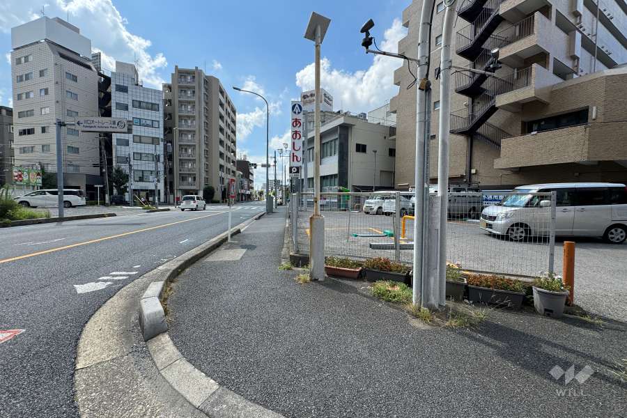 敷地北東側の前面道路（北西側から）