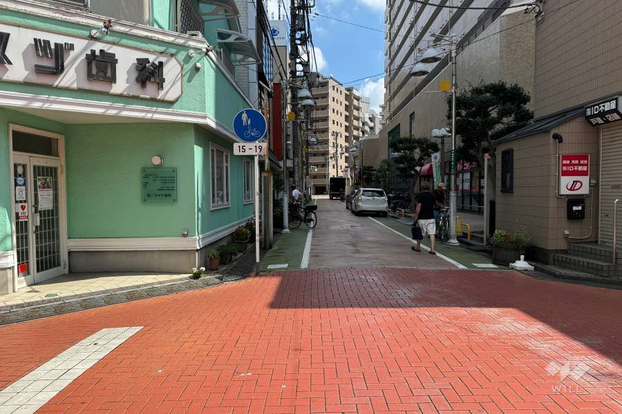 敷地北西側の前面道路（南西側から）