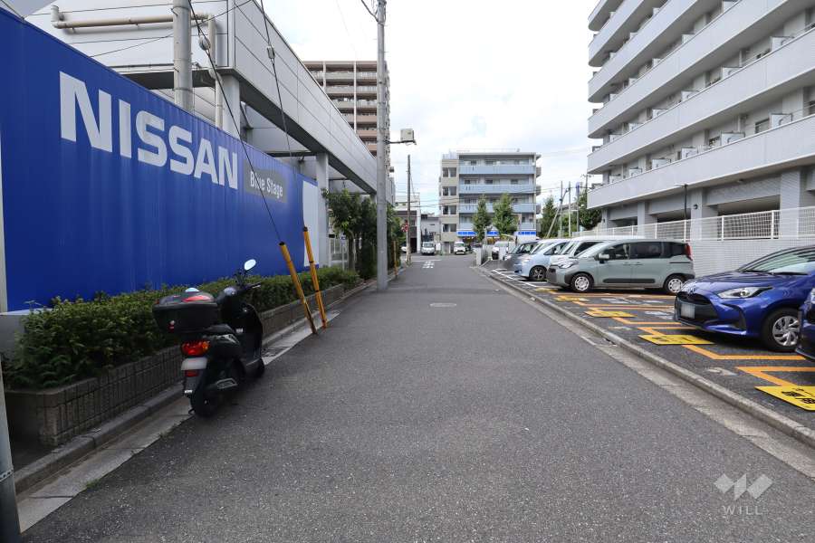 敷地の東側前面道路（南側から）