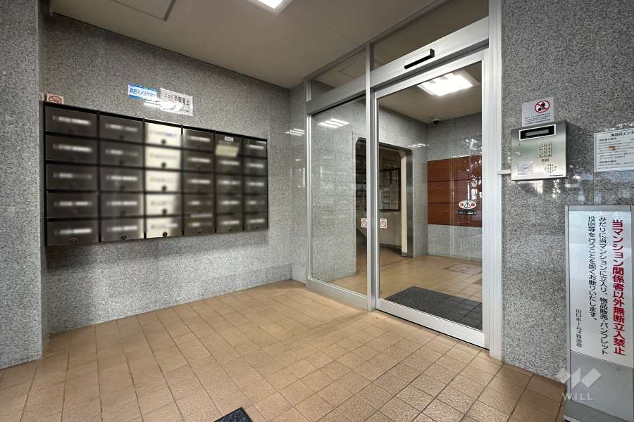 エントランスはオートロック付きです。