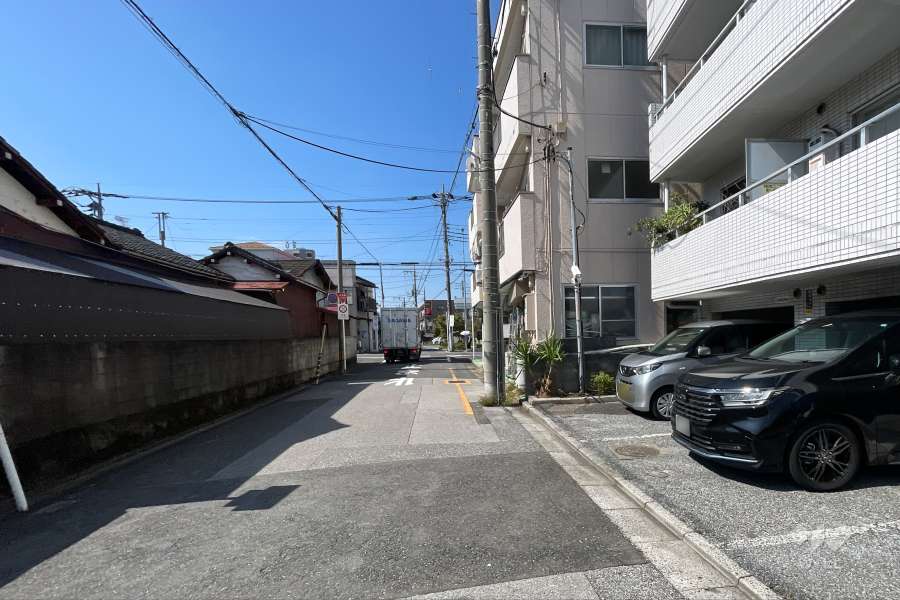敷地の南側前面道路（東側から）