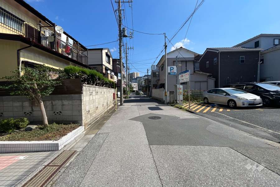 敷地の南側前面道路（西側から）