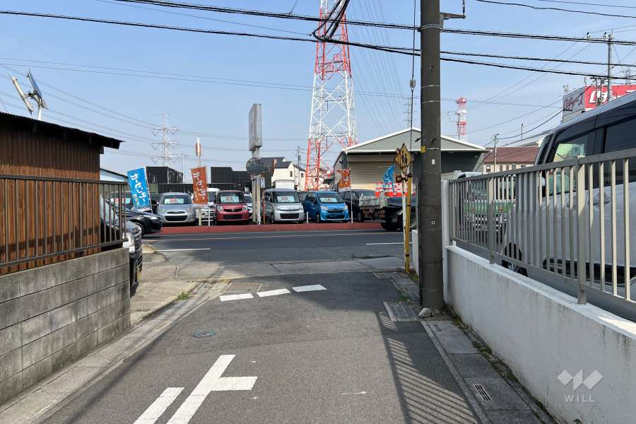 敷地の北側前面道路（西側から）