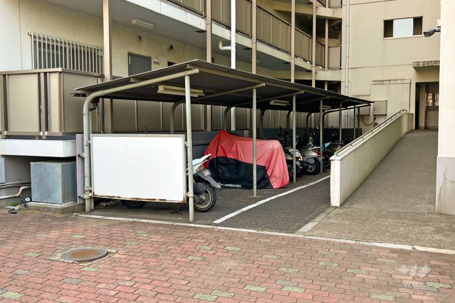 バイク置場（屋根付き）