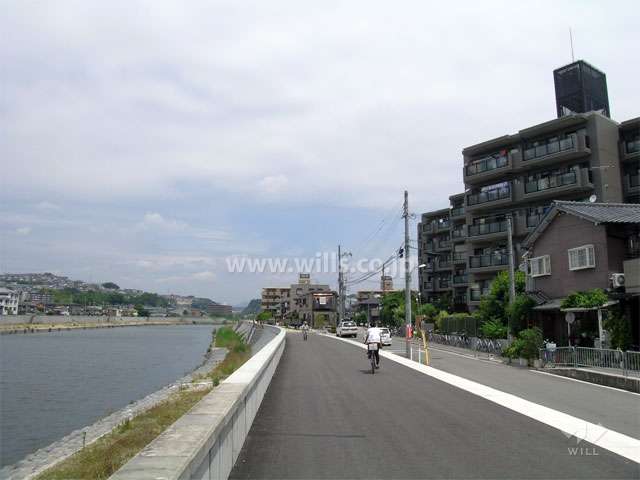 敷地の西側には猪名川が流れています。