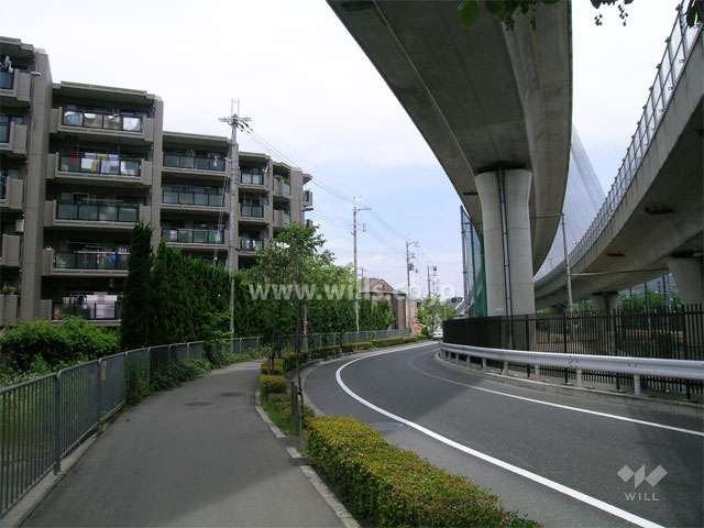 敷地の東側には阪神高速の出入口があります。
