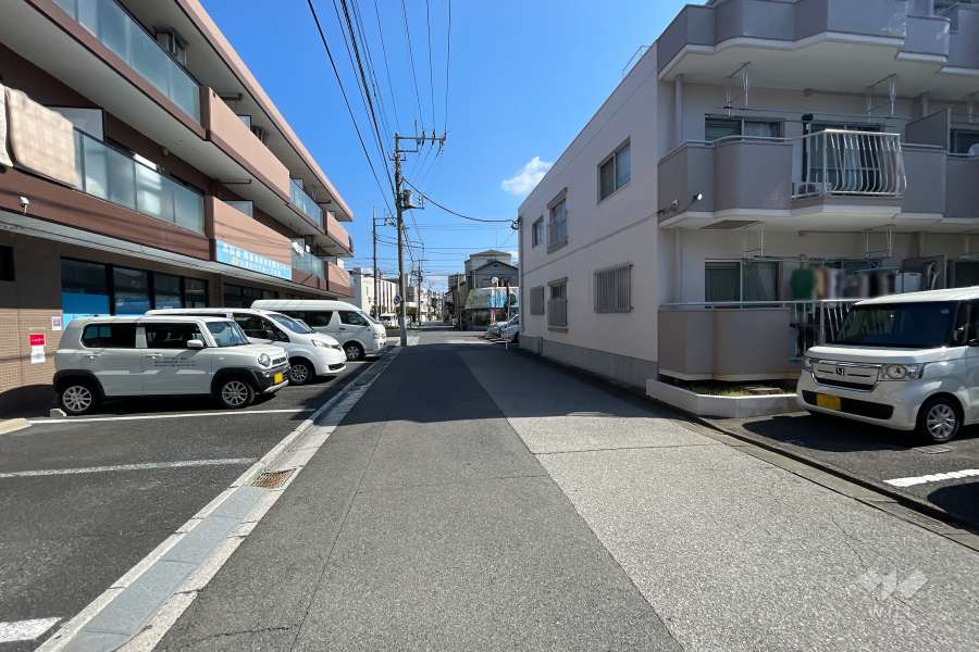 敷地の北側前面道路（西側から）