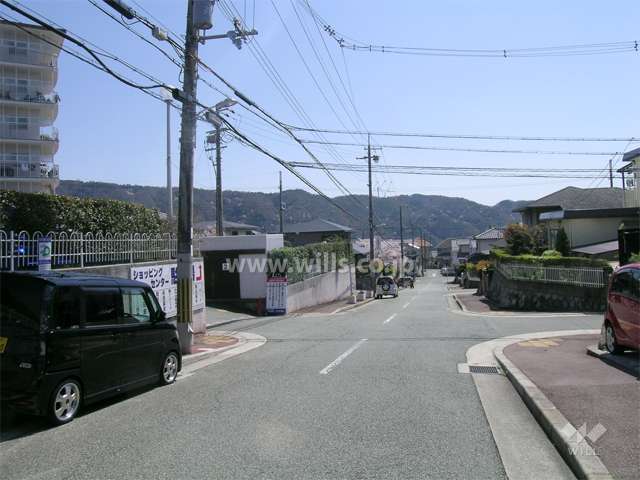 緩やかな南斜面地。遠くに五月山が見えます。