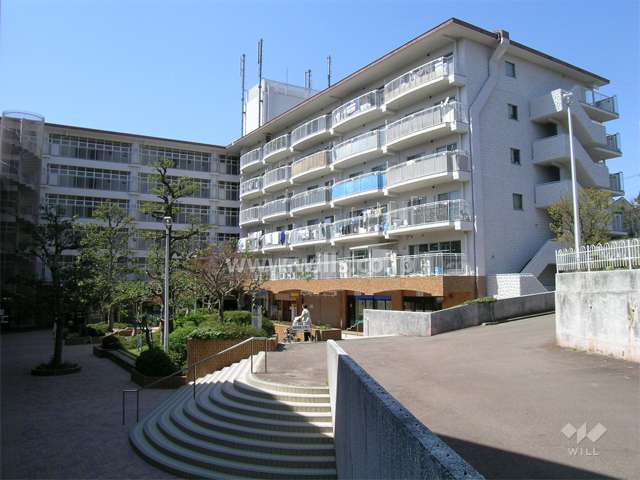 阪急池田伏尾台マンションの外観（南東側から）　北側の棟