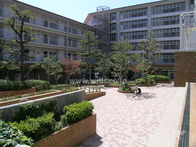 敷地中央にある広場。1階には店舗が入っています。