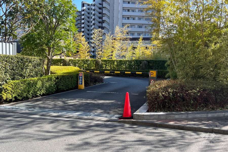 駐車場の出入り口（ロボットゲート付き）