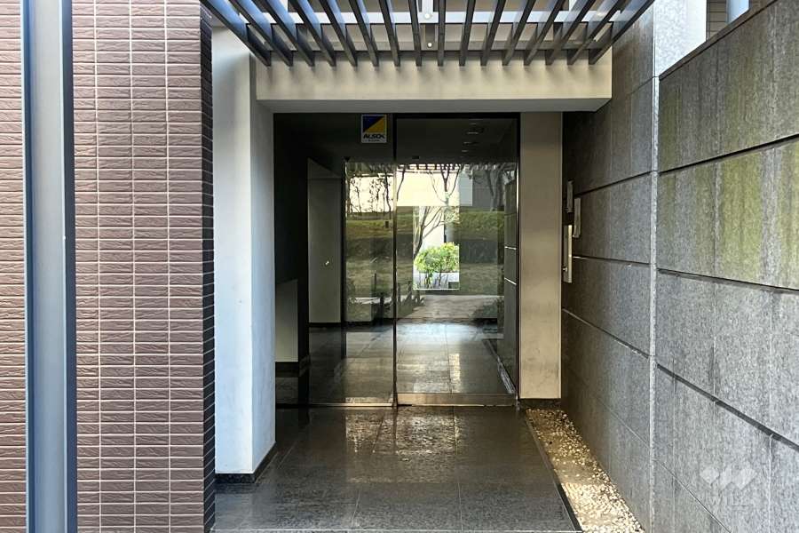 エントランスはオートロック付きです。