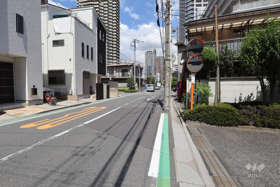 敷地の西側前面道路（南側から）