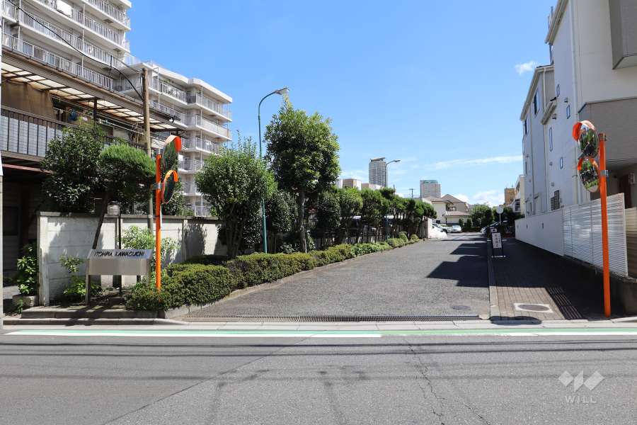駐車場出入り口