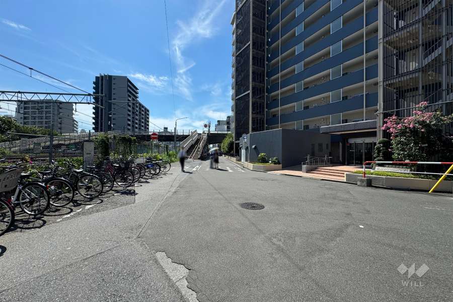 敷地北東側の前面道路（北西側から）