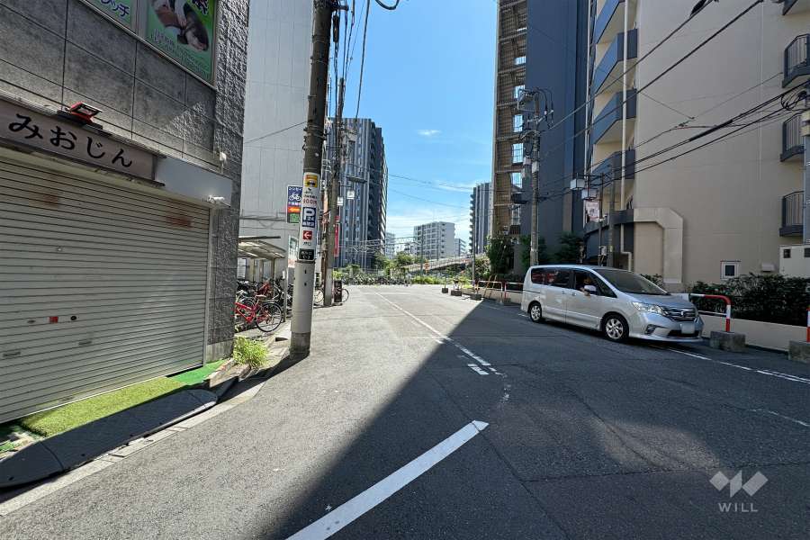 敷地北側の前面道路（西側から）