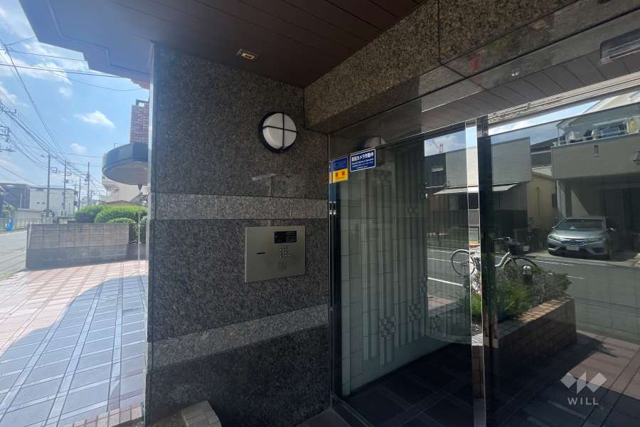 エントランスはオートロック付きです。