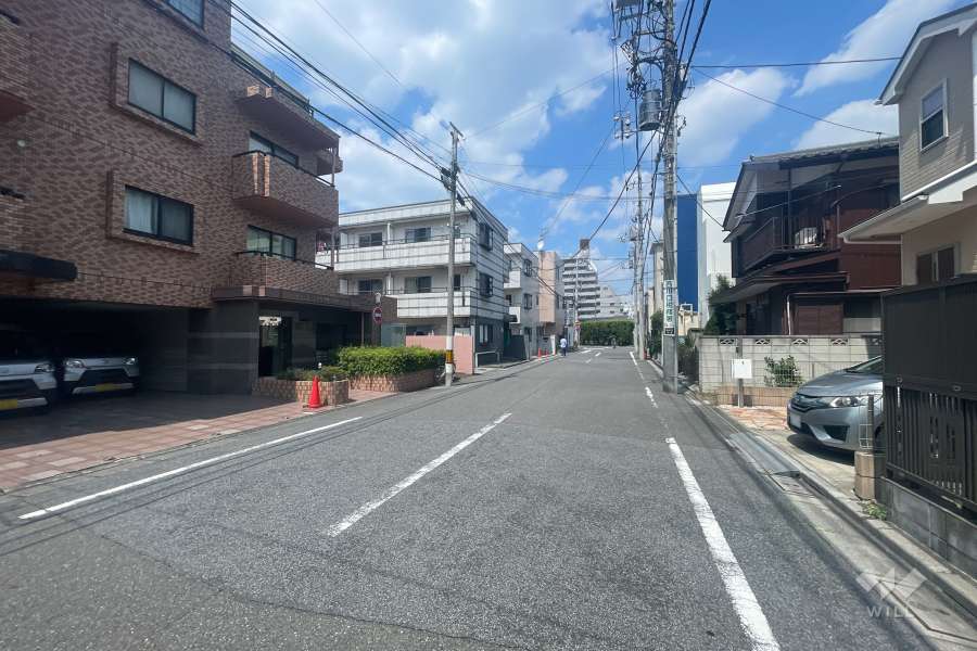 敷地の東側前面道路（南側から）