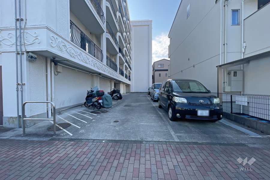 敷地内駐車場（屋外平面式）とバイク置場