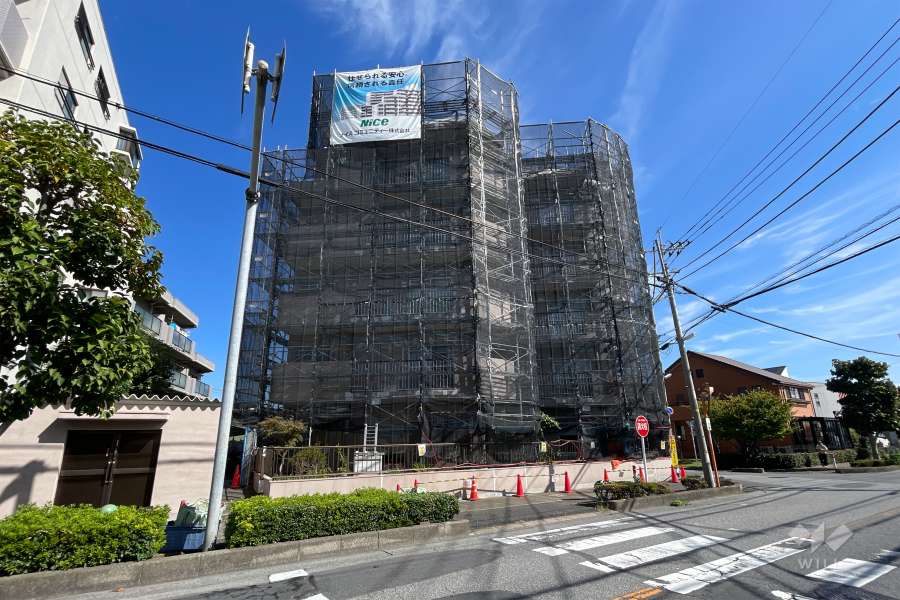 エンゼルハイム東川口の外観（北西側から）※大規模修繕工事中