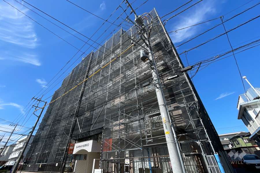 エンゼルハイム東川口の外観（南東側から）※大規模修繕工事中