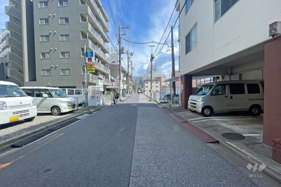 敷地北東側の前面道路（北西側から）