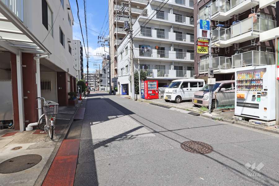 敷地北東側の前面道路（南東側から）