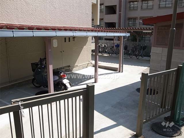 エントランス横の駐輪場とバイク置き場