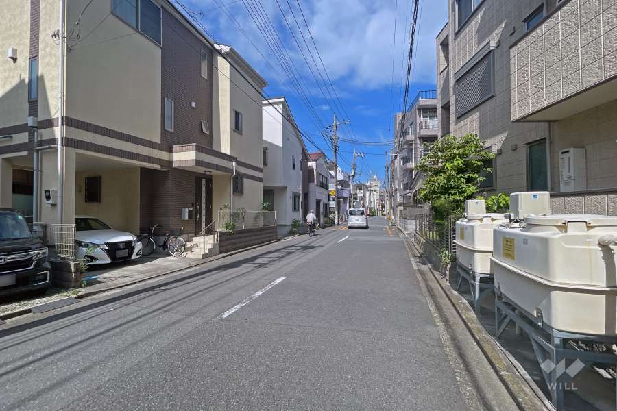 敷地の北側前面道路（東側から）