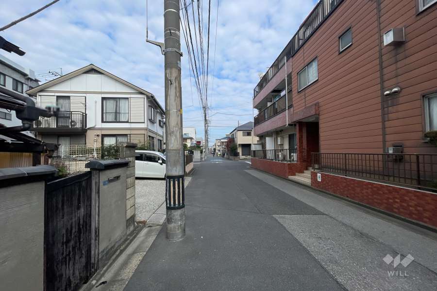 敷地西側の前面道路