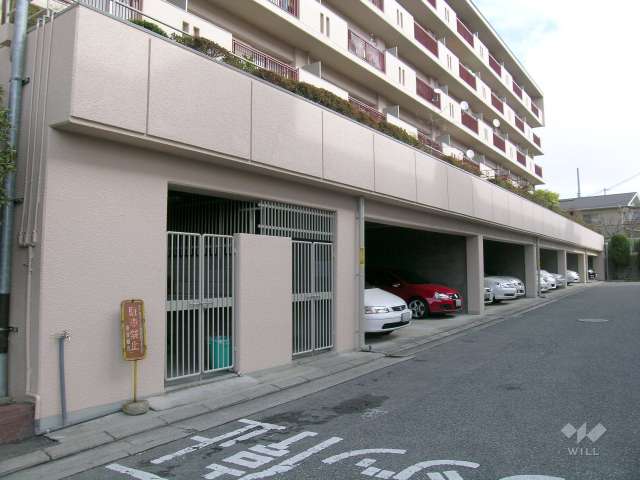 建物1階部分にある敷地内駐車場（平面式）