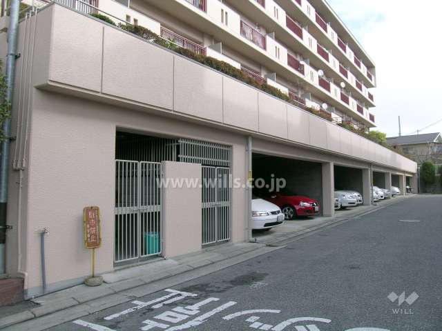 建物1階部分にある敷地内駐車場（平面式）
