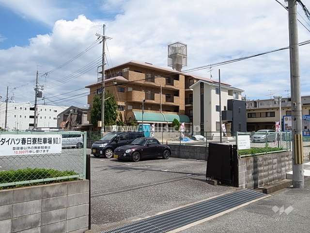 周辺はマンションと一戸建てが混在する静かな住宅地です。