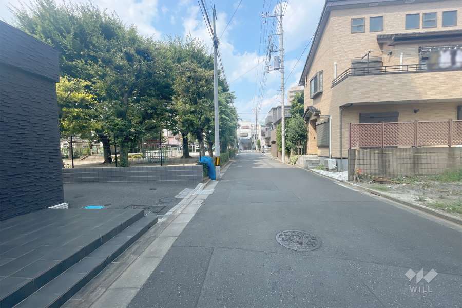 敷地東側の前面道路（南側から）